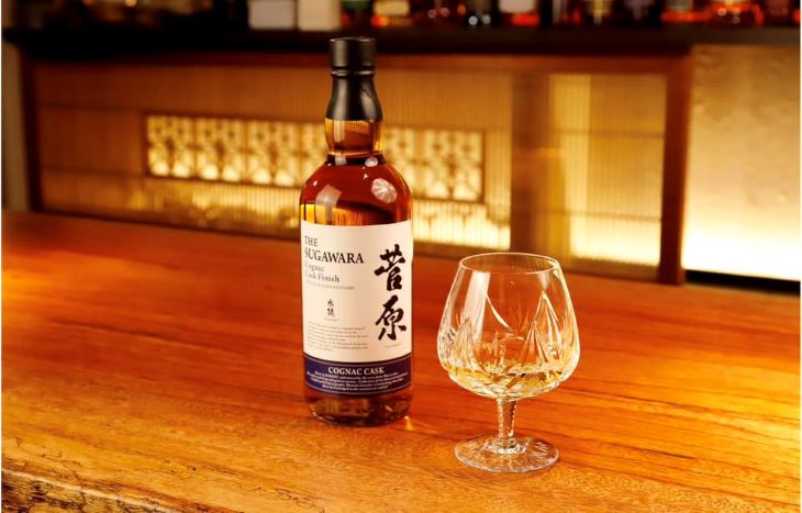 福岡の熟成酒「THE SUGAWARA Cognac Cask Finish」のボトルとグラス