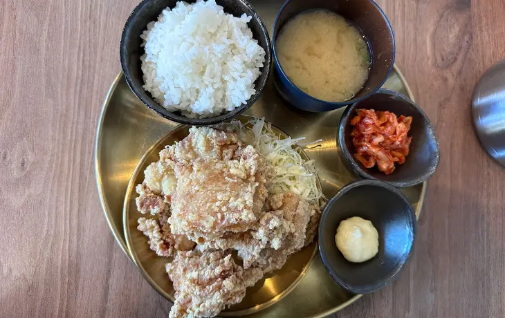 「ラーメンと鶏鉄板 チキンマン」の特大から揚げ定食（マヨネーズ・キムチ添え）
