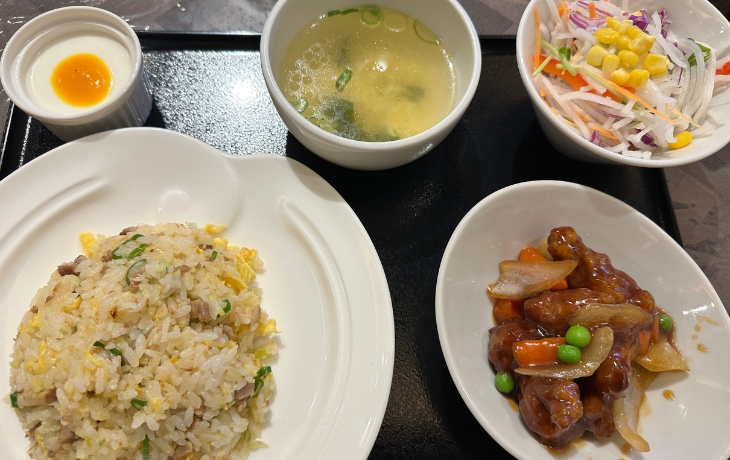 「八仙閣本店レストラン 彩虹」の中華ランチセット（炒飯・酢豚・デザート）