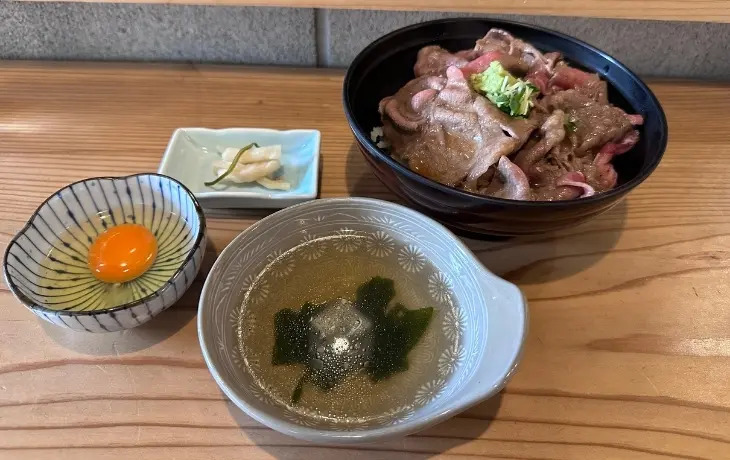 福岡の名店「池三郎」の柔らかい和牛すき焼き丼と生卵セット