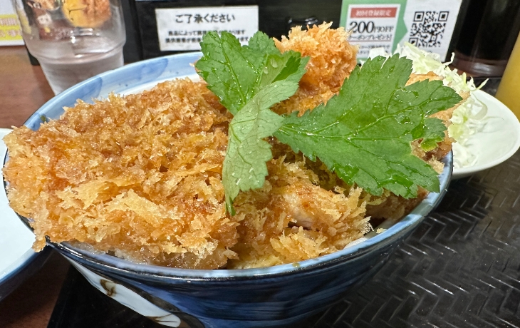 福岡市中央区今泉「かつ丼 わか葉 今泉店」のサクサク衣のカツ丼