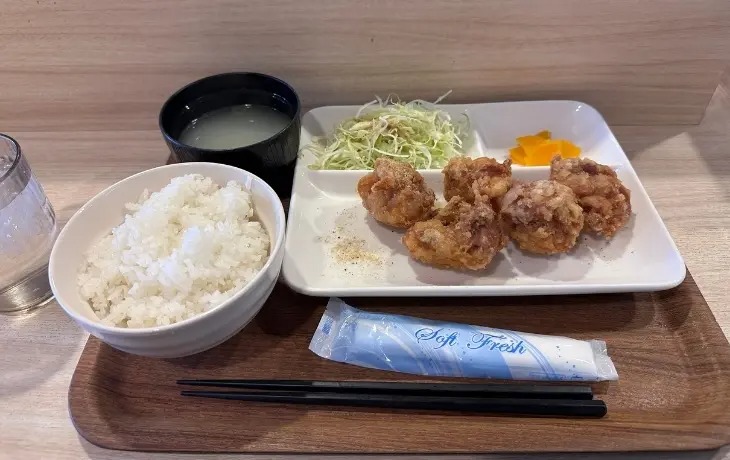 福岡の「みよしの食堂」で食べるボリューム満点なから揚げ定食