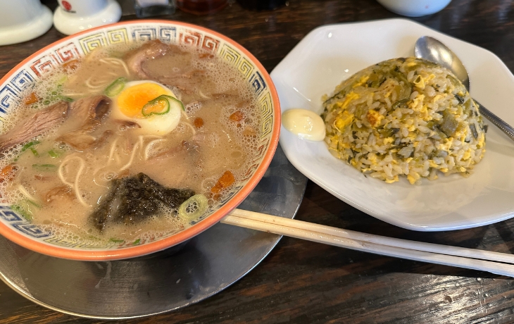 福岡・天神「大砲ラーメン 天神今泉店」の濃厚豚骨ラーメンと高菜炒飯セット