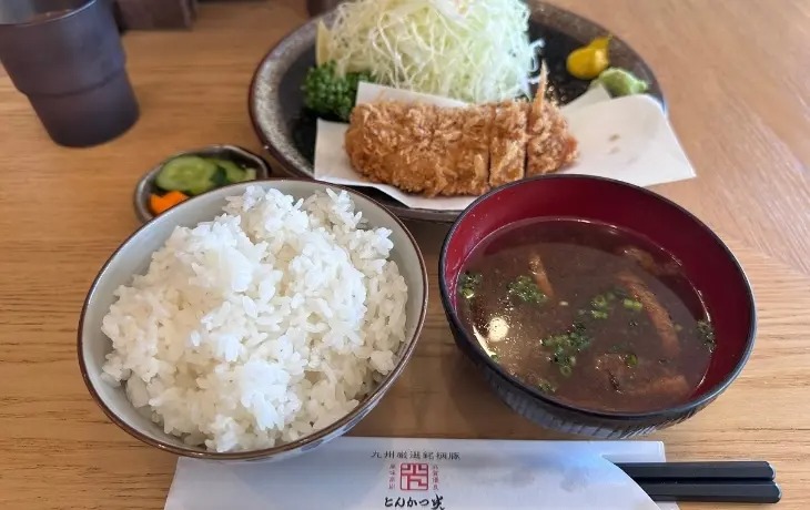 福岡市博多区「とんかつ光 冷泉公園店」のとんかつ定食（ご飯・赤だし付き）