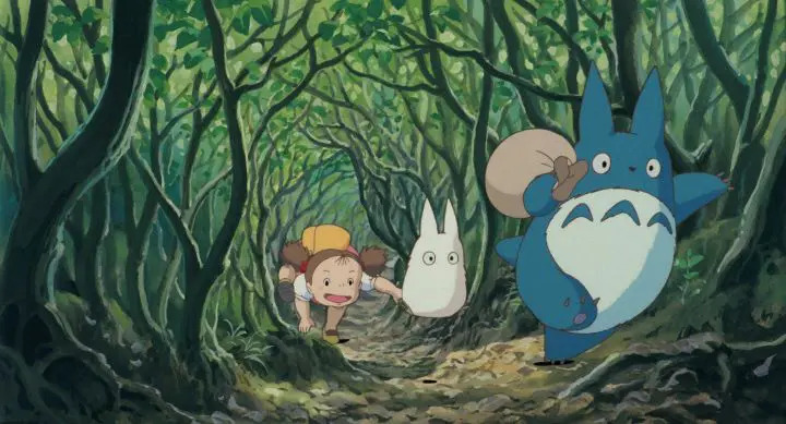 映画『となりのトトロ』でメイとトトロたちが樹木のトンネルを走るシーン