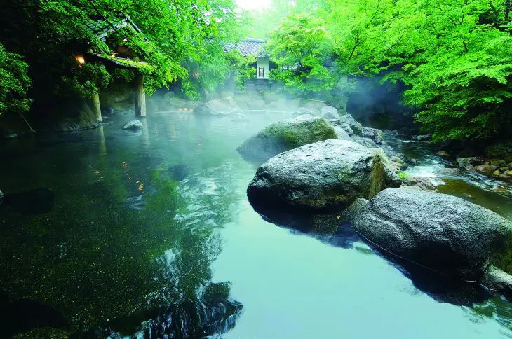 熊本県・黒川温泉「山あいの宿 山みず木」の田の原川渓流沿いの露天風呂