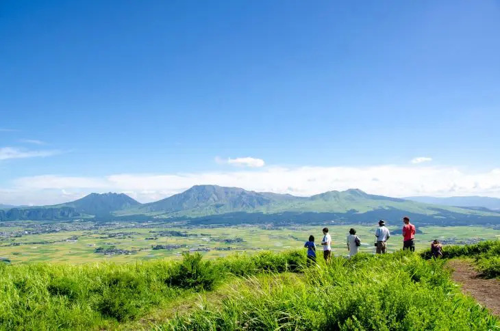 阿蘇の広大な田園風景と山々を一望する高台の展望スポット