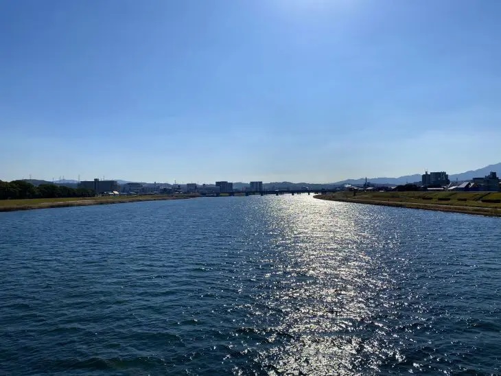 大分川河川敷の風景。弁天島公園前付近からの眺めで、花火観覧の好スポット