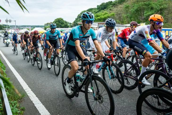 ツール・ド・九州で集団走行するロードレース選手たち