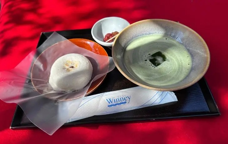 太宰府天満宮参道で楽しめる梅が枝餅と抹茶のセット。焼きたての梅が枝餅と本格抹茶。