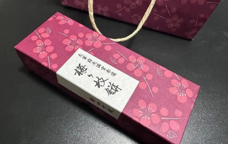 太宰府天満宮近くで購入できる梅が枝餅の持ち帰り用パッケージ。梅の花柄が美しい化粧箱。