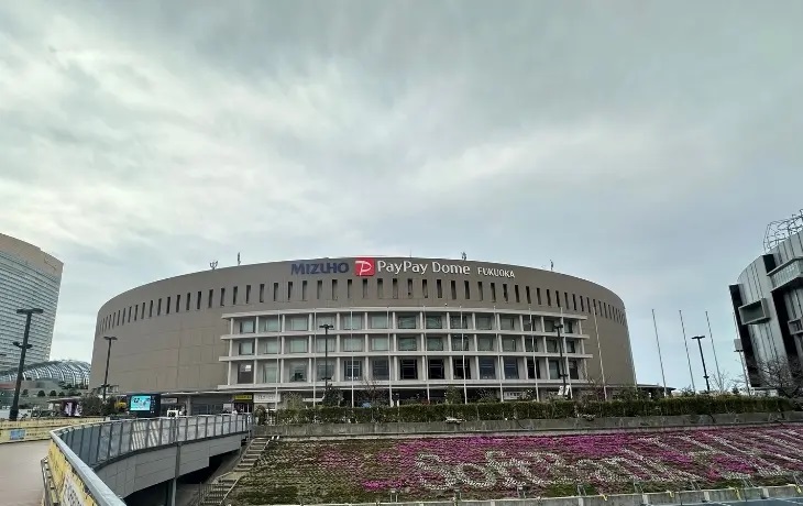 みずほPayPayドーム福岡の建物外観と施設看板
