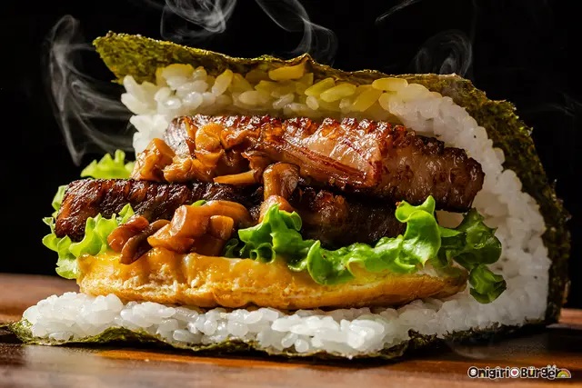 みずほPayPayドームグルメの肉厚おにぎりバーガー