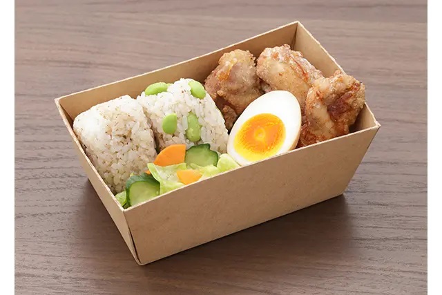 枝豆おにぎりとから揚げ・ゆで卵が入ったランチボックス