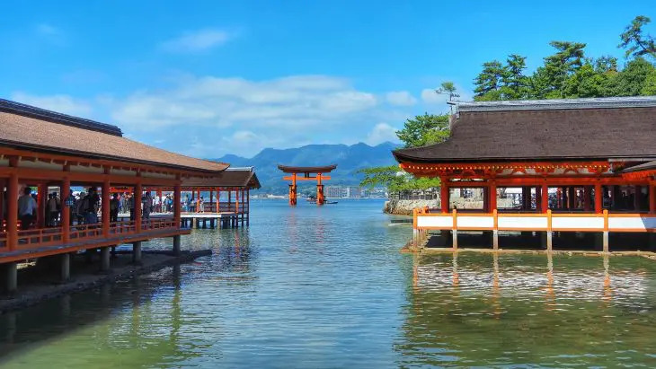 広島県宮島の厳島神社 満潮時に海へ浮かぶ朱塗りの社殿と中央奥に見える大鳥居