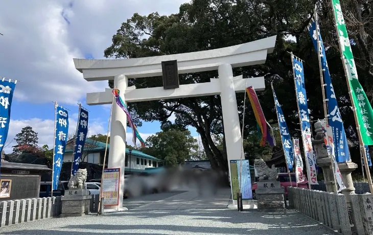 熊本城内にある加藤神社の大きな白い鳥居と青空にたなびく奉納のぼり旗