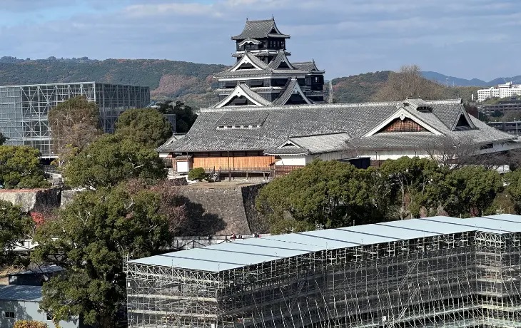 熊本のシンボルである熊本城天守閣と復旧工事が進む城郭の全景