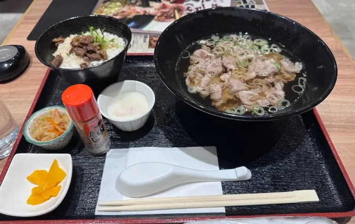 熊本市「肉食堂よかよか サクラマチ店」で味わう肉うどんとあか牛めしの定食セット