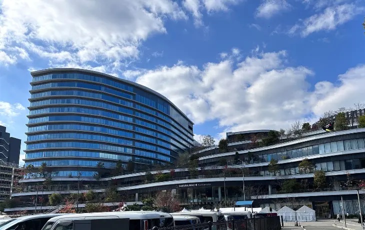 青空のもと緑豊かなテラスが広がる「サクラマチ クマモト」と「KOKO HOTEL Premier 熊本」の全景
