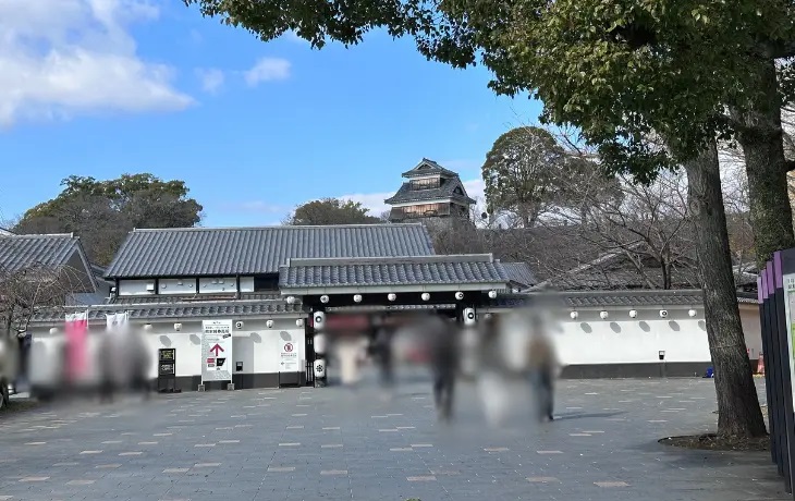 熊本城の麓にある観光施設「桜の馬場 城彩苑」のエントランスと江戸情緒漂う建物