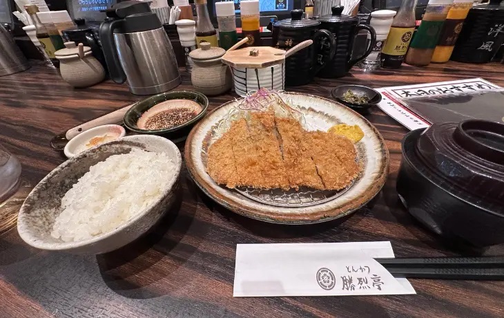 「とんかつ勝烈亭 アミュプラザくまもと店」のサクサクな厚切りとんかつ定食とご飯