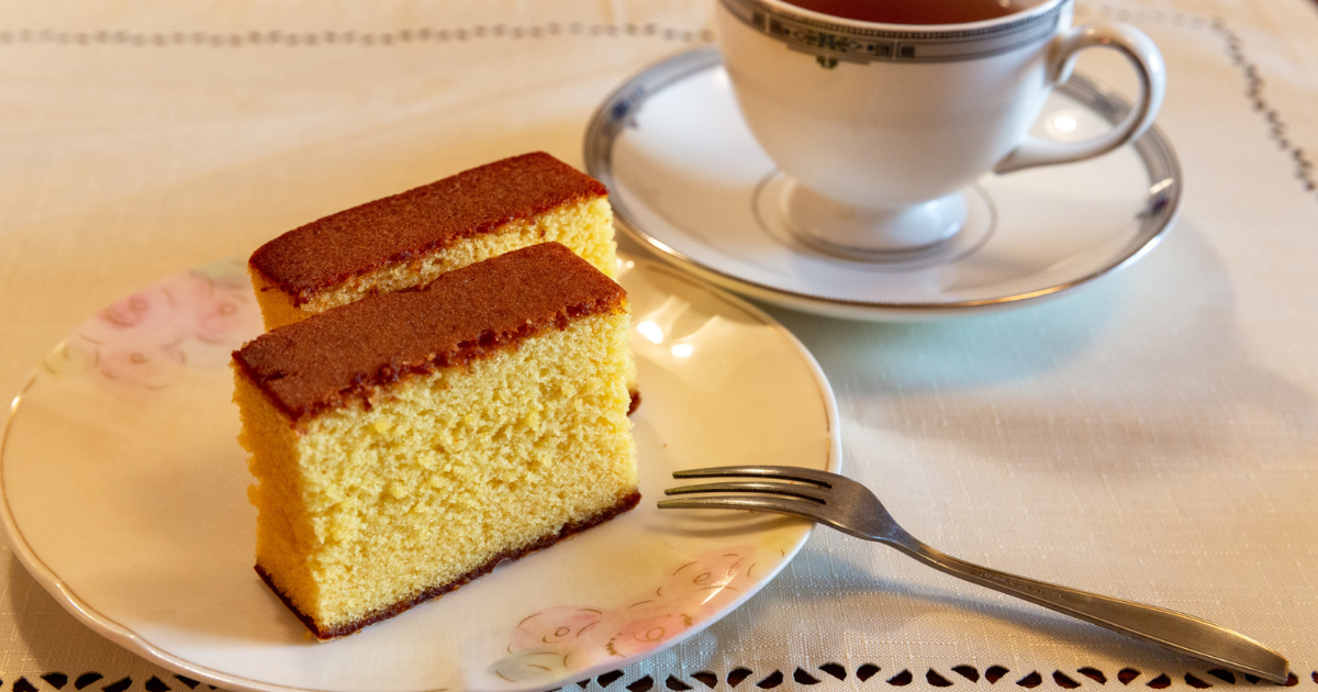 紅茶と一緒に味わう長崎カステラの盛り付け