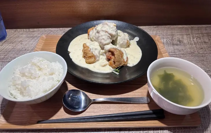 福岡の専門店「チキン南蛮1010(テンテン)」の特製タルタルソースがたっぷりかかったチキン南蛮定食。