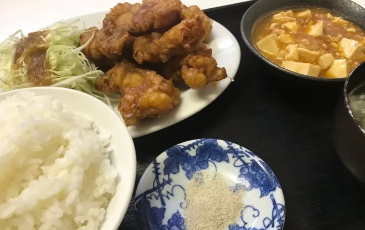福岡市「中国北方料理 知味観」のから揚げと麻婆豆腐がセットになった中華定食。