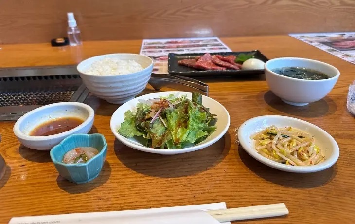 福岡市博多区「焼肉・冷麺 大東園本店」の焼肉ランチ定食。ご飯、スープ、サラダ、小鉢付き。