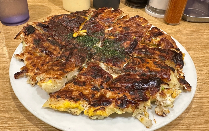 福岡の有名店「お好み焼きのふきや 博多店」の香ばしく焼き上げ切り分けられたお好み焼き。