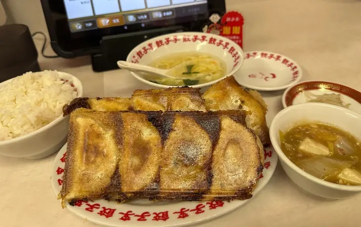 福岡市薬院「餃子李」の名物羽根つき焼き餃子定食。ご飯、スープ、小鉢付き。