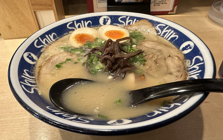 福岡の人気ラーメン店「博多純情ラーメンShin-Shin」の味玉・チャーシュー入り豚骨ラーメン。