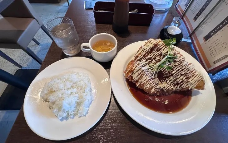 福岡市東区「ハローコーヒー ガーデンズ千早店」のソースとマヨネーズがかかった特大ボリュームランチ。