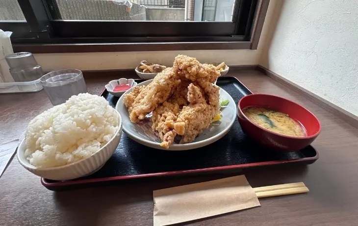 福岡市中央区「六本松食堂」の山盛りから揚げ定食。大盛りご飯とお味噌汁付き。