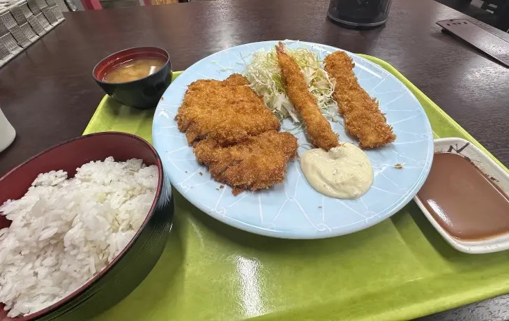 福岡市博多区「とんかつ大将 博多駅南店」のボリューム満点なミックスフライ定食。