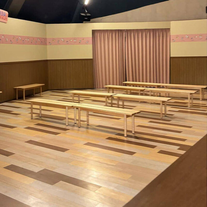 ハーモニーランド NAKAYOKU LAB 施設内の様子(木目調のフロアと木製ベンチ)