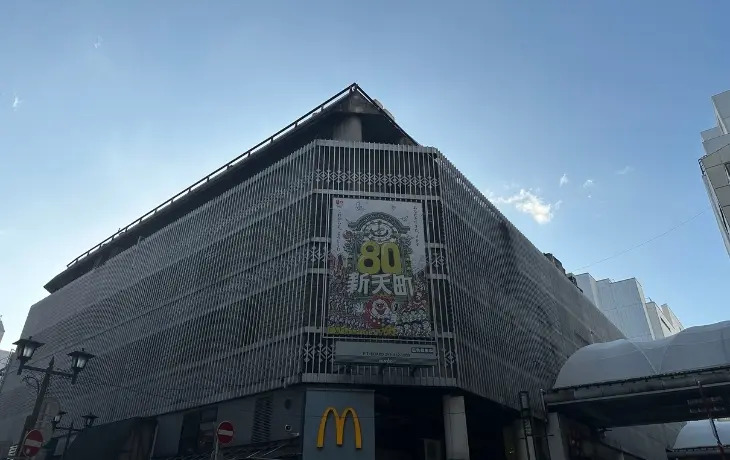 福岡天神の新天町商店街の建物と外観