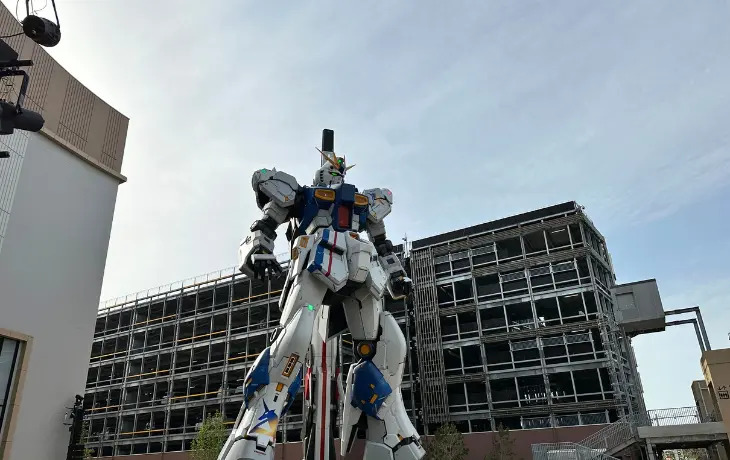 ららぽーと福岡に立つ実物大νガンダム立像