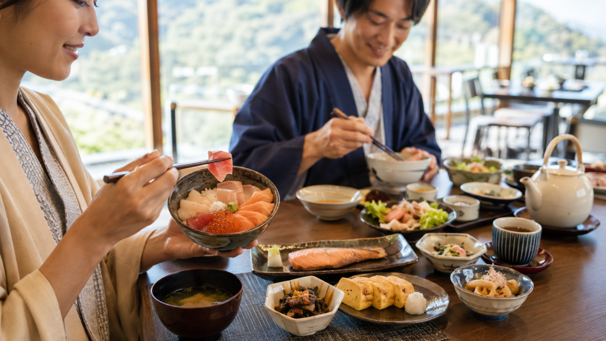 杉乃井ホテルの海鮮丼や和朝食を楽しむ様子