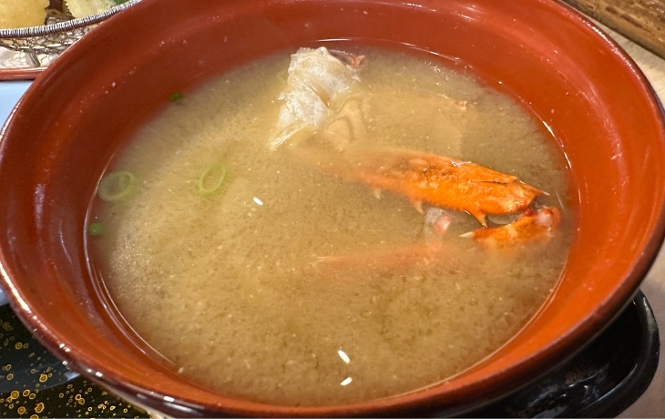 稚加榮の昼定食で提供された渡り蟹味噌汁