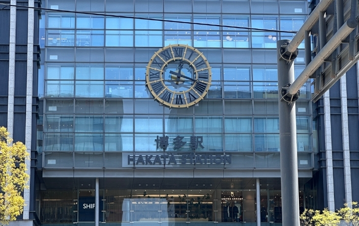 博多駅博多口の駅舎とシンボルの大時計
