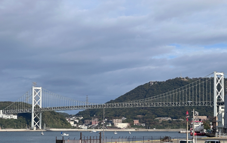 門司港側から望む関門橋と関門海峡の景色