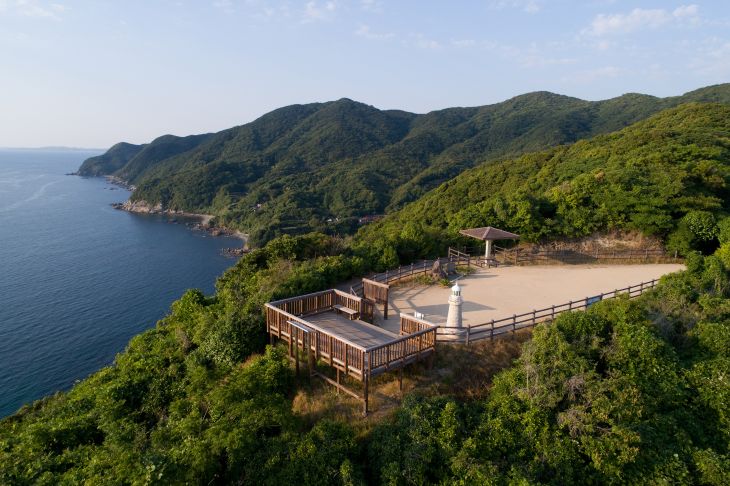 毘沙ノ鼻の展望広場と日本海に続く海岸線