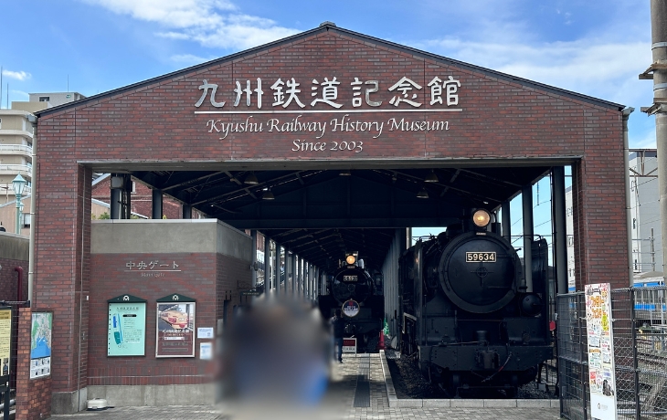 九州鉄道記念館の入口と展示されている蒸気機関車