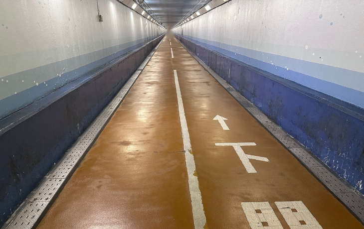 門司港と下関を結ぶ関門トンネル人道の内部
