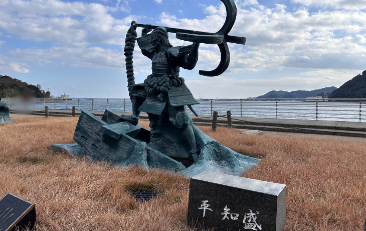 みもすそ川公園にある平知盛像と関門海峡