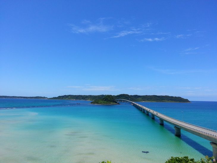 コバルトブルーの海に架かる山口県下関市の角島大橋