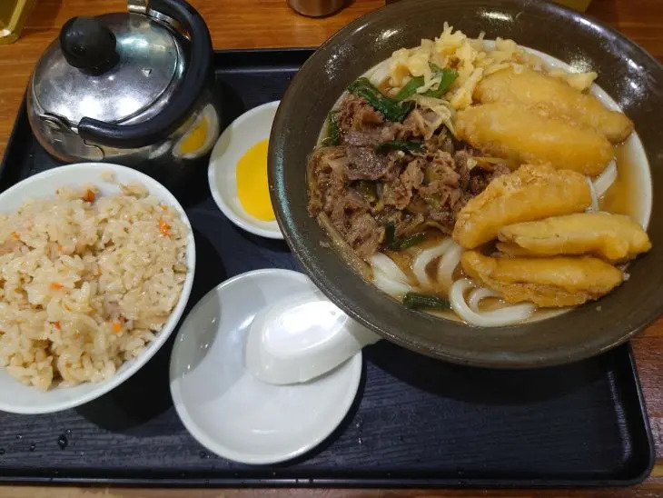 牧のうどんの肉ごぼううどんとかしわご飯
