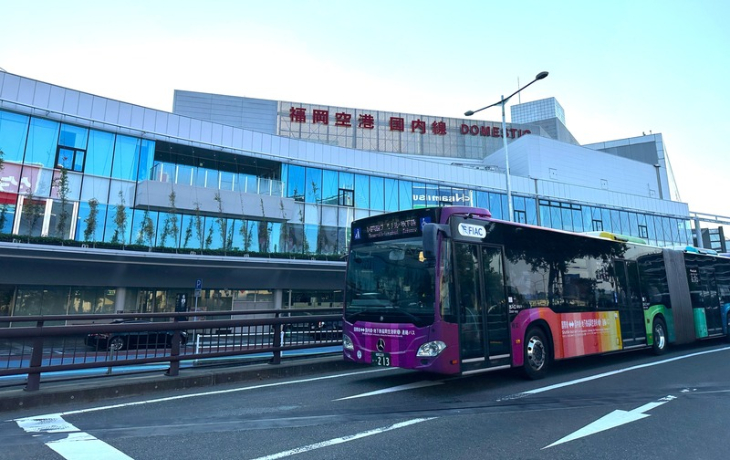 福岡空港国内線ターミナル前を走る無料連絡バス