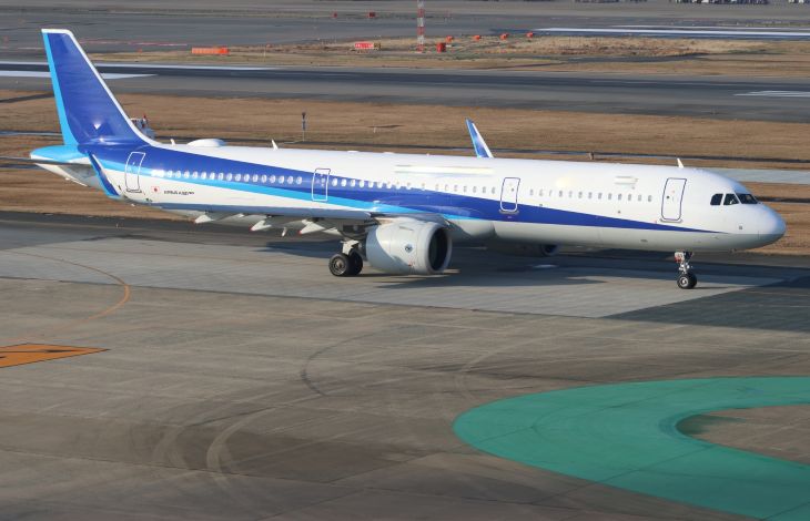 福岡空港の駐機場に停まっている旅客機の様子